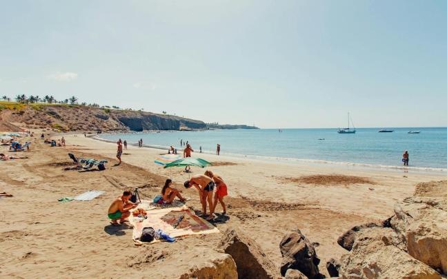 Un día de playa y sol con gente
