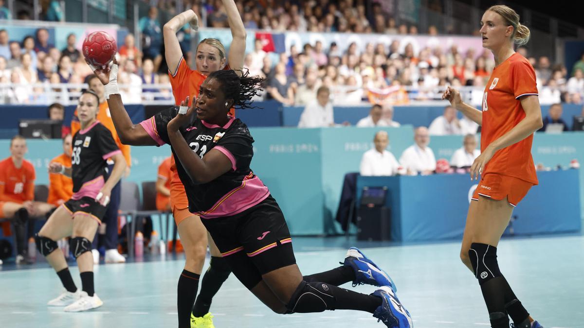 La jugadora de la selección española de balonmano Kaba Gassama (c) tira a puerta en presencia de Kelly Dulfer (d), de Países Bajos