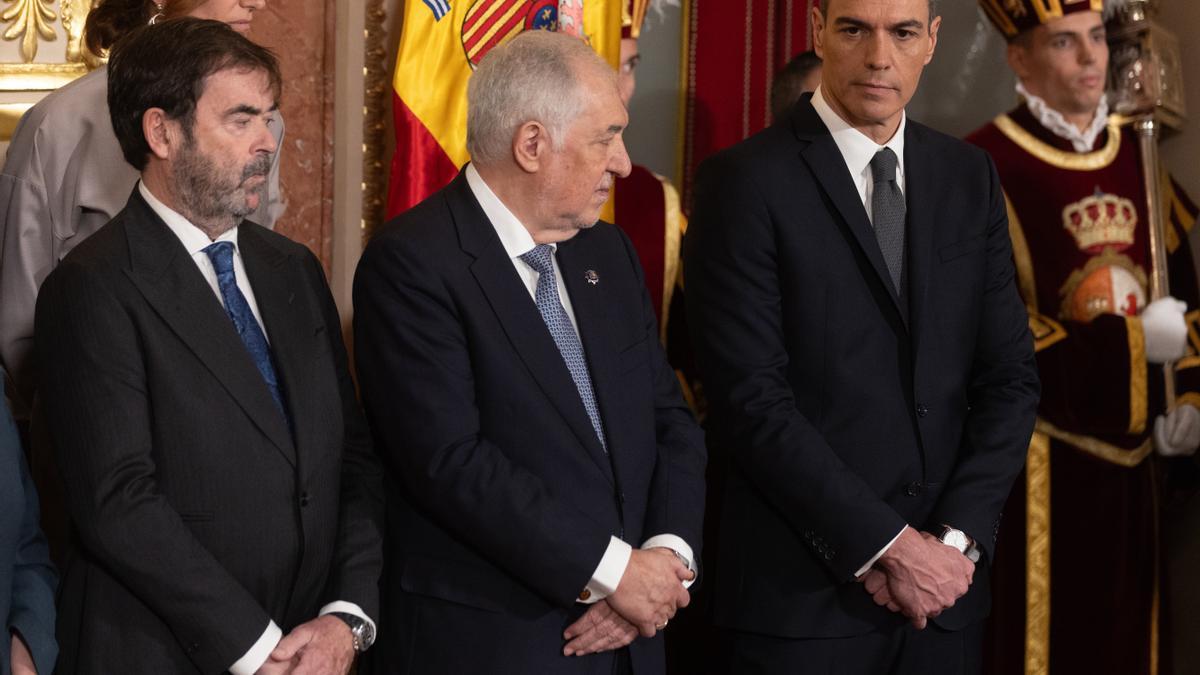 Pedro Sánchez, junto a Cándido Conde-Pumpido y Vicente Guilarte