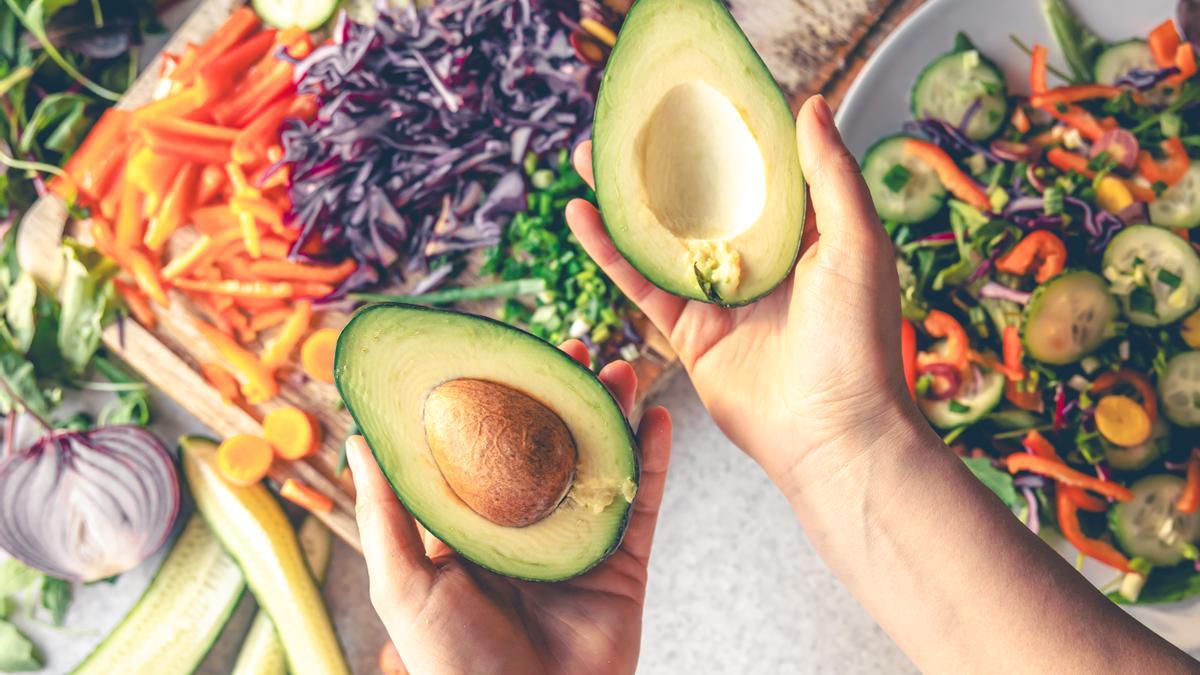 Una persona prepara un menú a base de productos vegetales