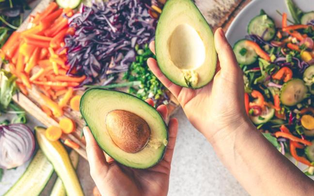 Una persona prepara un menú a base de productos vegetales.