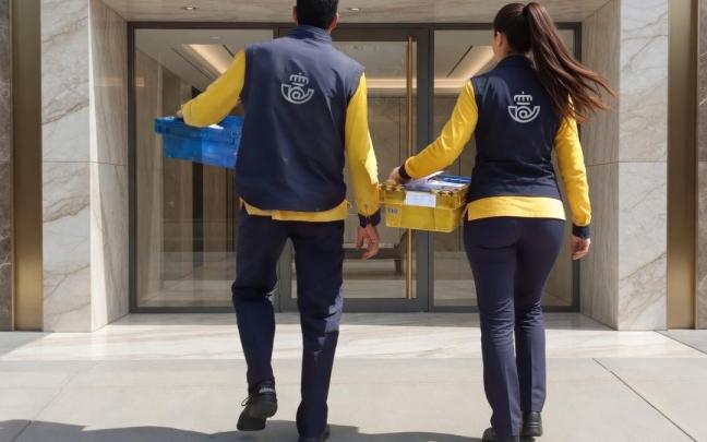 Dos trabajadores de Correos en una imagen de archivo.