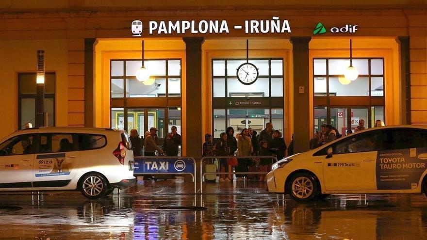 Dos taxis de noche en la estación de tren de Pamplona.