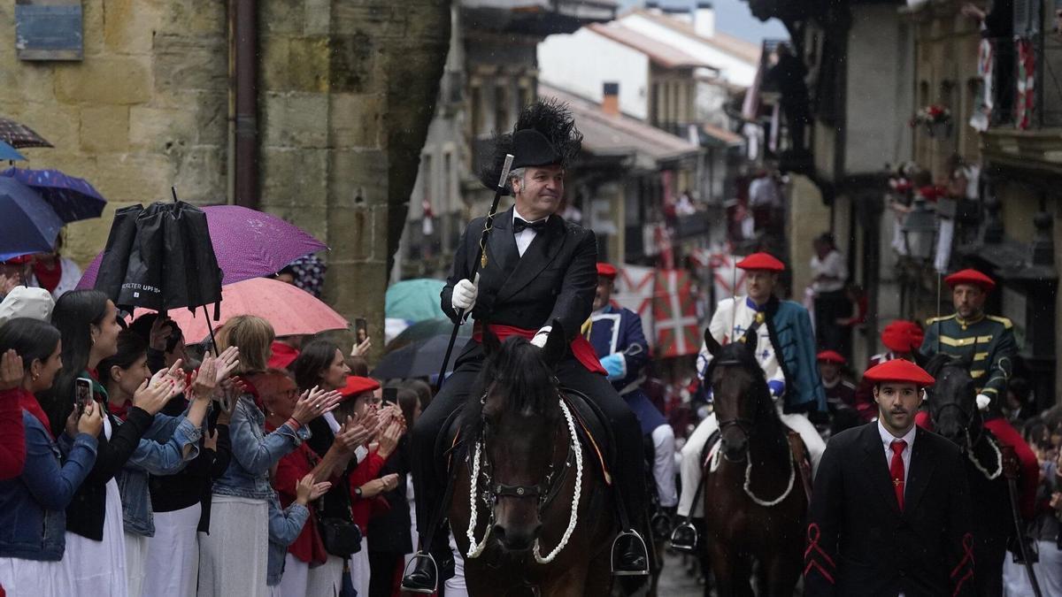 El burgomaestre, Gregorio Alkain, el pasado año subiendo la calle Mayor el 8 de septiembre por la mañana.