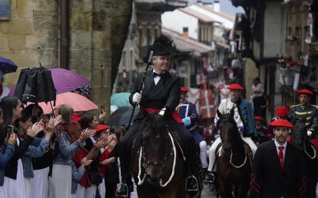 El burgomaestre, Gregorio Alkain, el pasado año subiendo la calle Mayor el 8 de septiembre por la mañana.