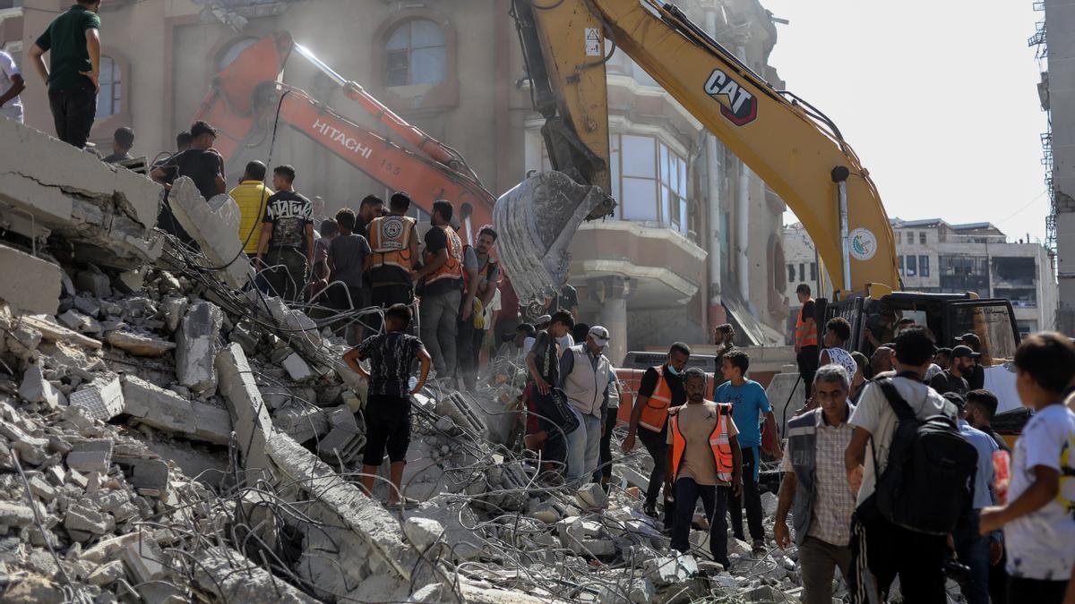 En imágenes: Al menos 16 muertos por el derrumbe de un edificio en el que vivían decenas de desplazados en Gaza