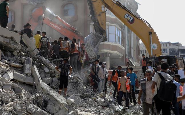En imágenes: Al menos 16 muertos por el derrumbe de un edificio en el que vivían decenas de desplazados en Gaza