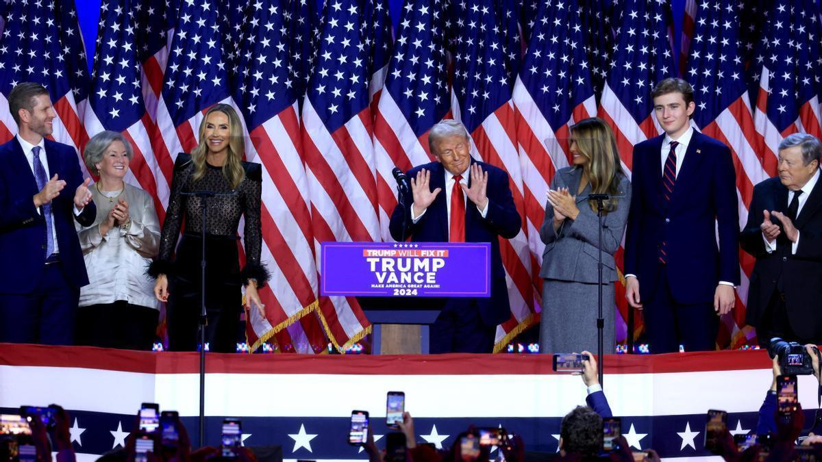 Donald Trump, acompañado de su familia, celebra el triunfo en las elecciones presidenciales del pasado martes.