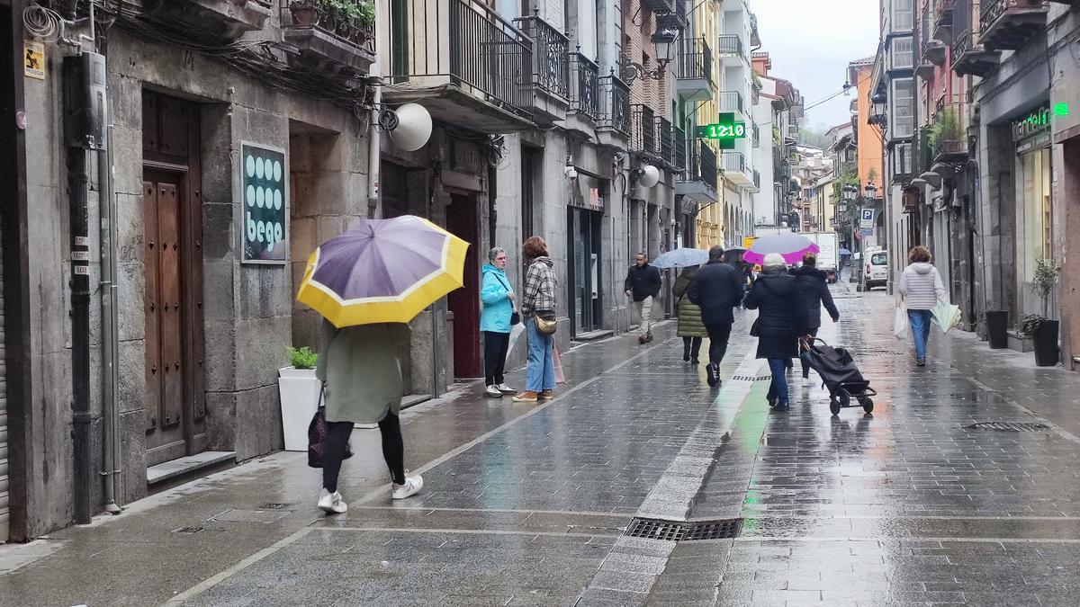 Vecinos de Azkoitia transitando por el centro de la localidad