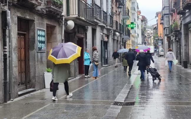 Vecinos de Azkoitia transitando por el centro de la localidad