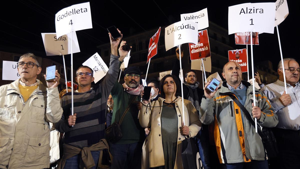 Concentraciones un mes después de la DANA con una exigencia unánime: la dimisión de Mazón