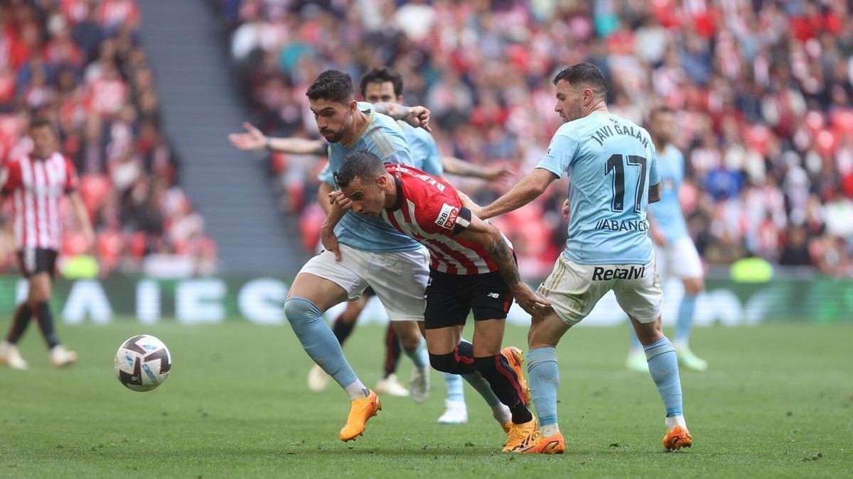 Álex Berenguer pelea un balón con Unai Nuñez y Javi Galán.