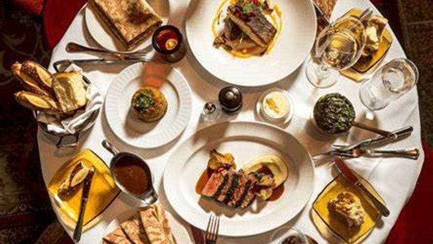 La gastronomía china está basada en pato y pollo asado.