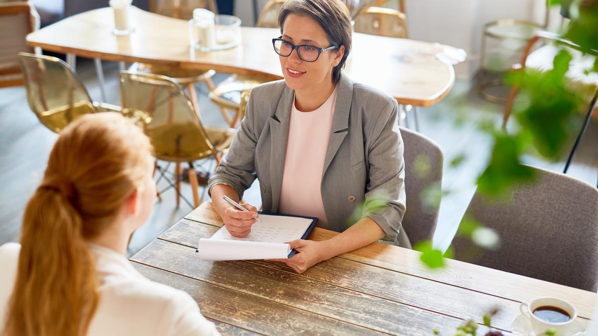 Dos personas en una entrevista de trabajo.