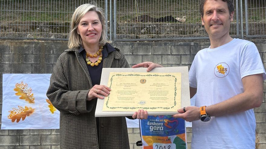 La jornada concluyó con la entrega del Certificado de Autenticidad del árbol a la dirección del centro.