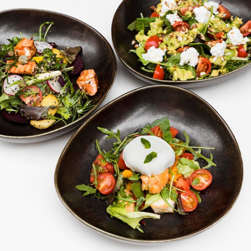 Tres platos de ensaladas variadas.