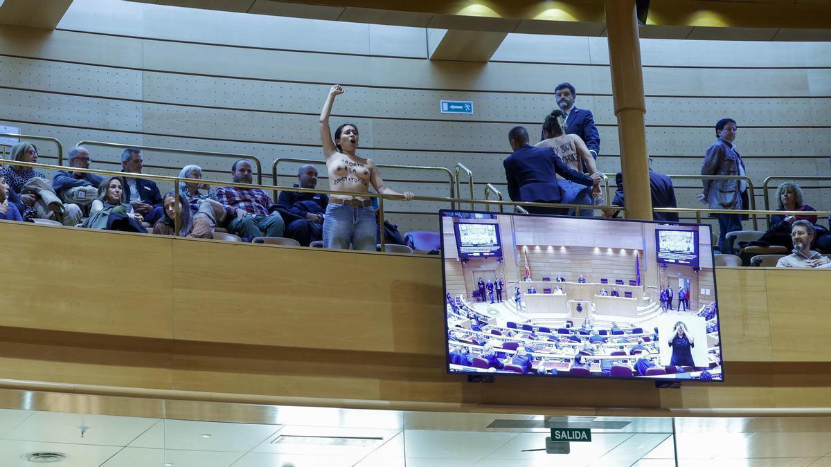 Momento en el que las dos activistas de Femen son desalojadas.