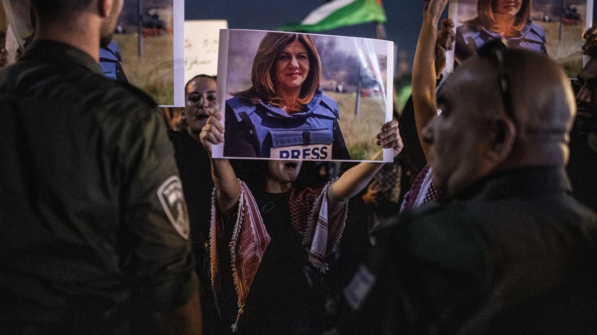 Manifestación por el asesinato de una periodista en Palestina.