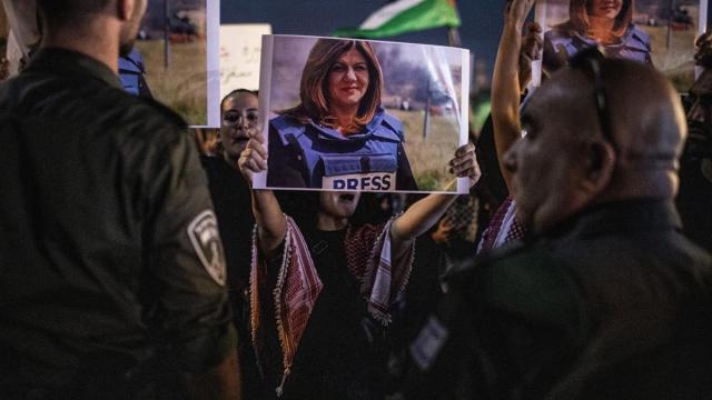 Manifestación por el asesinato de una periodista en Palestina.