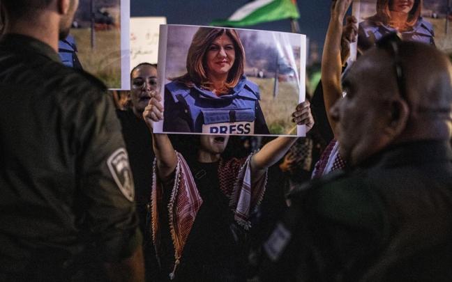 Manifestación por el asesinato de una periodista en Palestina.