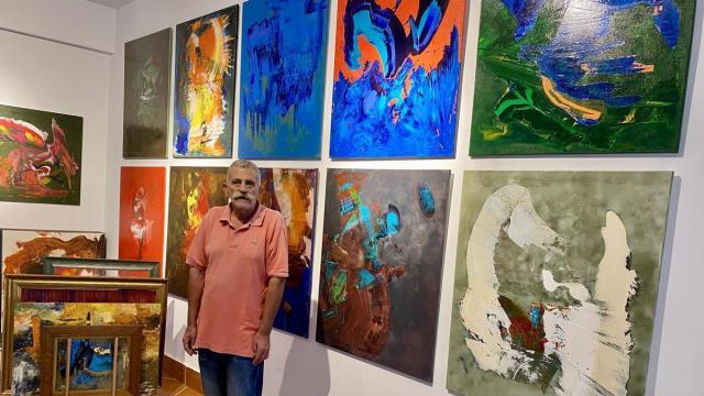 Iñaki Oreja posa para la entrevista en el interior de su atelier Orai.