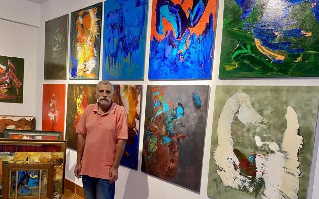 Iñaki Oreja posa para la entrevista en el interior de su atelier Orai.
