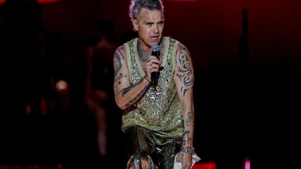 El cantante Robbie Williams durante una actuación.