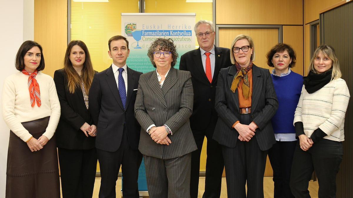 Miembros de la junta del Colegio de Farmacéuticos del País Vasco.