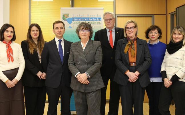 Miembros de la junta del Colegio de Farmacéuticos del País Vasco.