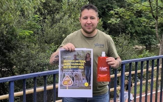 El concejal de Medio Ambiente, Xabier Cabrera, con el cartel de la campaña y el botellín