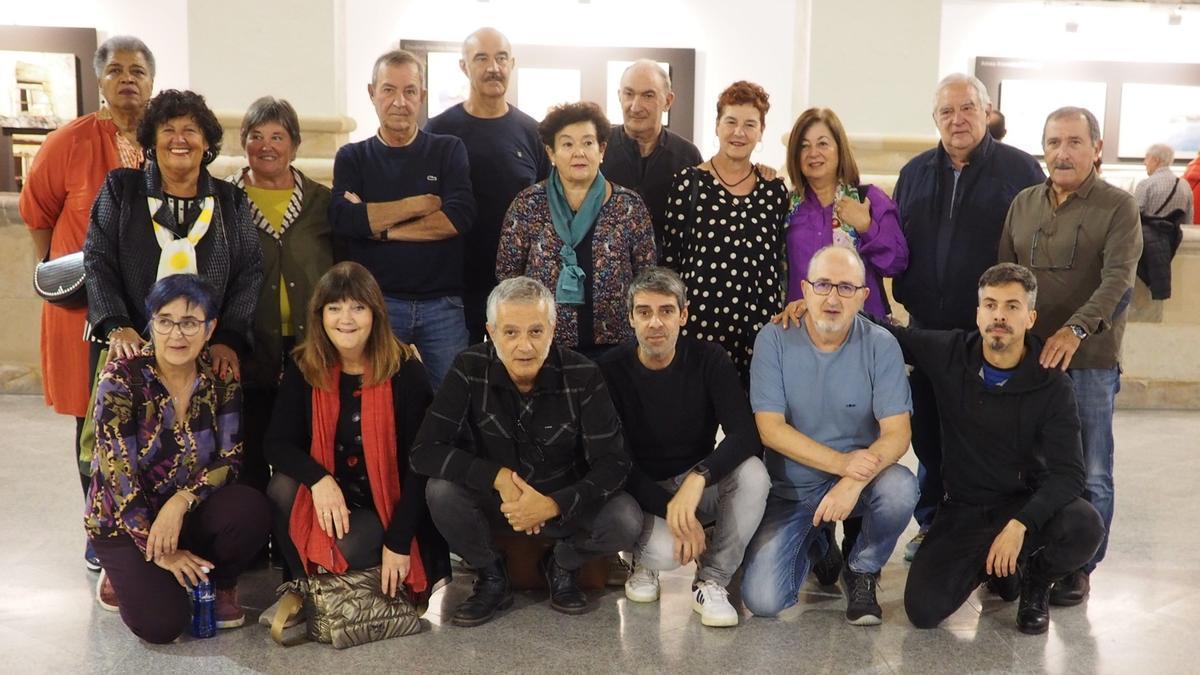 Foto de grupo con algunas de las y los participantes de la exposición colectiva realizada en 2023.