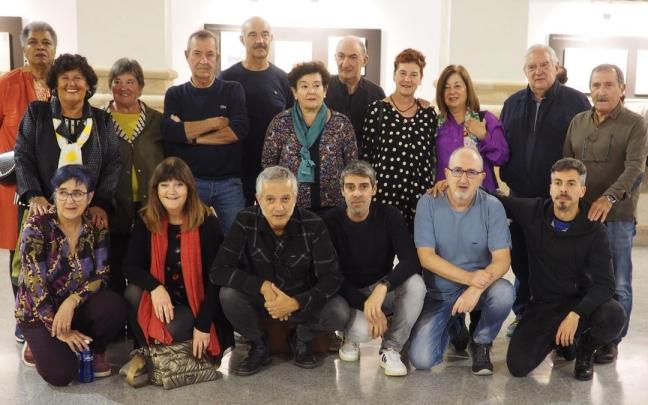 Foto de grupo con algunas de las y los participantes de la exposición colectiva realizada en 2023.