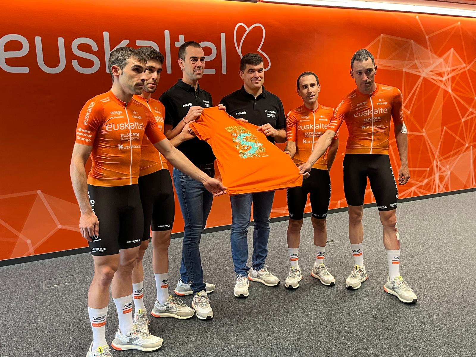 Jorge Azanza posa con parte de su equipo para esta Itzulia