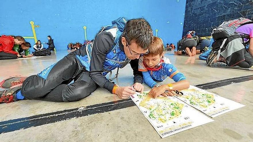 Padre e hijo leyendo el mapa de una prueba de orientación.