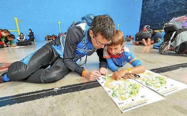 Padre e hijo leyendo el mapa de una prueba de orientación.