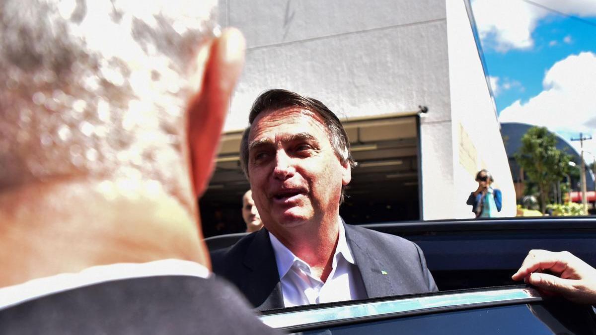 Bolsonaro saluda a sus seguidores tras declarar ante la policía.