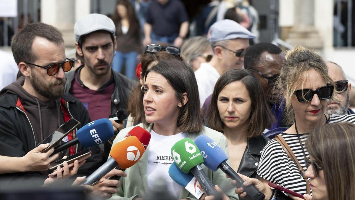 Irene Montero atiende a la prensa durante su visita a la Pradera de San Isidro.