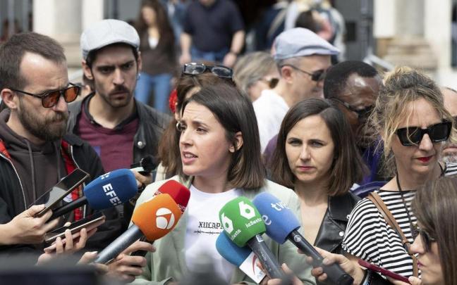 Irene Montero atiende a la prensa durante su visita a la Pradera de San Isidro. / EFE Irene Montero atiende a la prensa durante su visita a la Pradera de San Isidro.