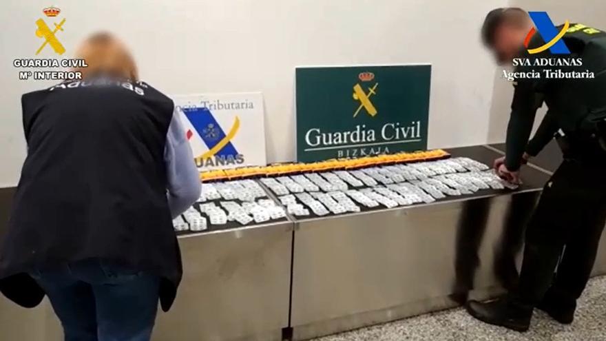 Intervenidas cerca de 2.000 pastillas potenciadoras sexuales masculinas en el aeropuerto de Bilbao