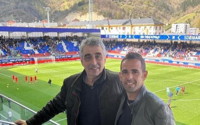 Diego Álvarez junto a su hijo Yon, en Ipurua