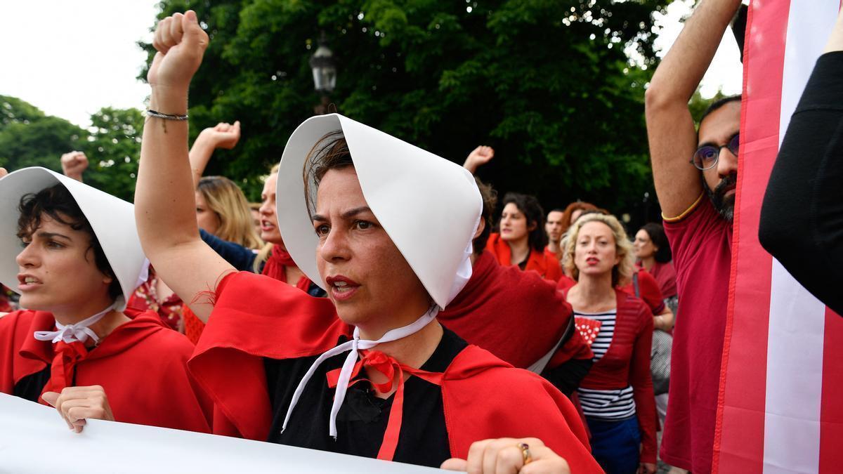Varias mujeres protestan en París a favor del aborto.