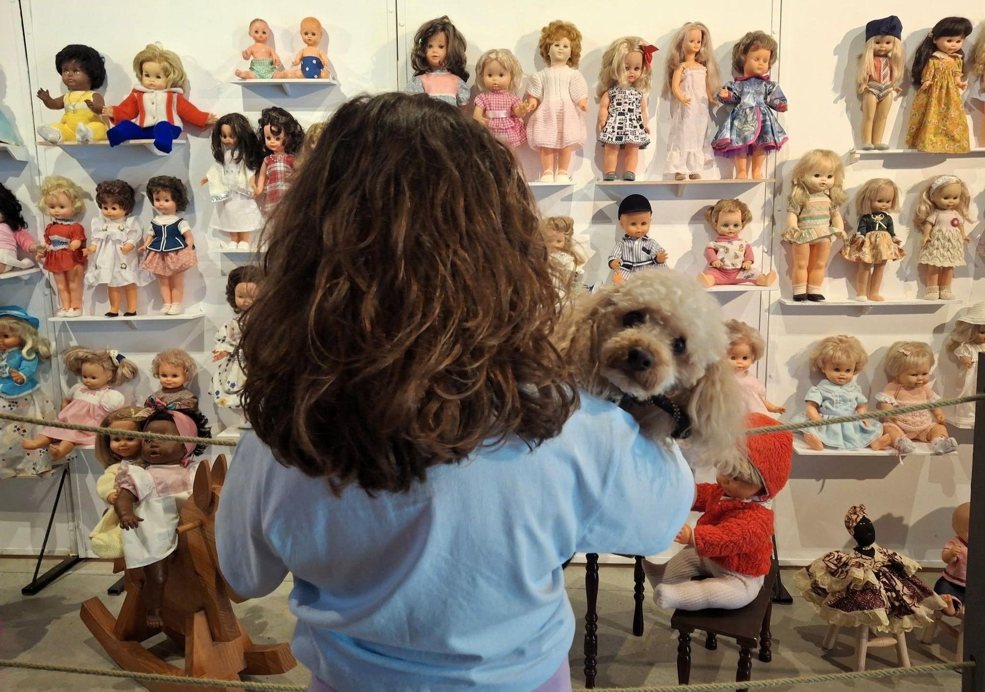 Una niña con su perro disfrutando de la muestra