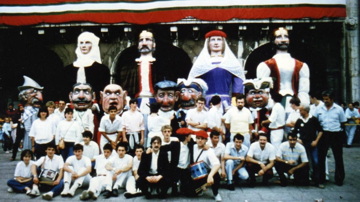 La familia de Arrasateko Erraldoi eta Kilikien Konpartsa en su puesta de largo en 1985.