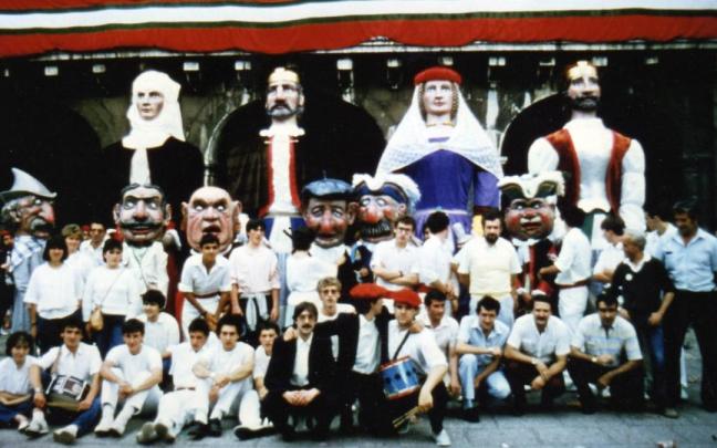 La familia de Arrasateko Erraldoi eta Kilikien Konpartsa en su puesta de largo en 1985. / Arrasateko Erraldoi eta Kilikien Konpartsa. La familia de Arrasateko Erraldoi eta Kilikien Konpartsa en su puesta de largo en 1985.