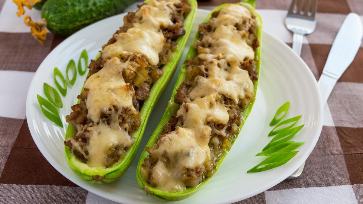 Un plato de calabacines rellenos.