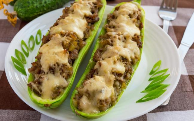 Un plato de calabacines rellenos.