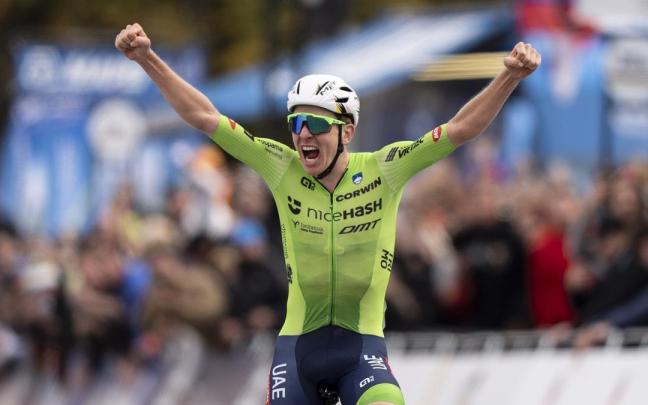 Tadej Pogacar celebra la victoria en el Mundial de ruta en Zúrich en 2024.