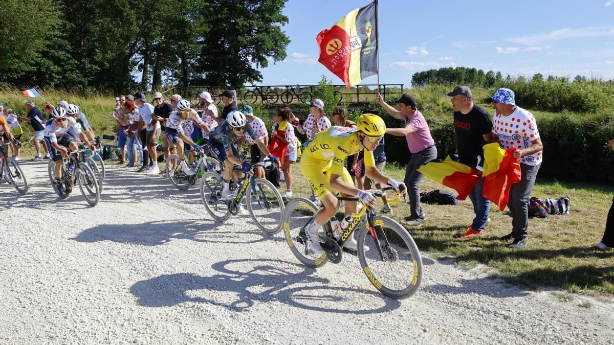 Tadej Pogacar, con Jonas Vingegaard y Remco Evenepoel, en la pasada edición del Tour.