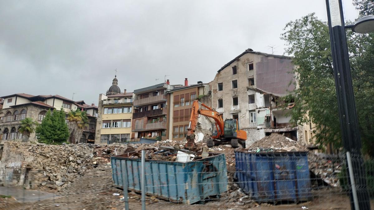 Las obras de derribo del Novedades y su entorno, en una imagen tomada este jueves.