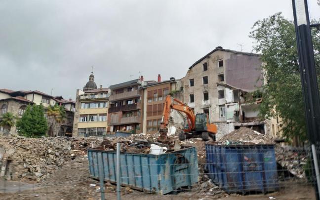 Las obras de derribo del Novedades y su entorno, en una imagen tomada este jueves.